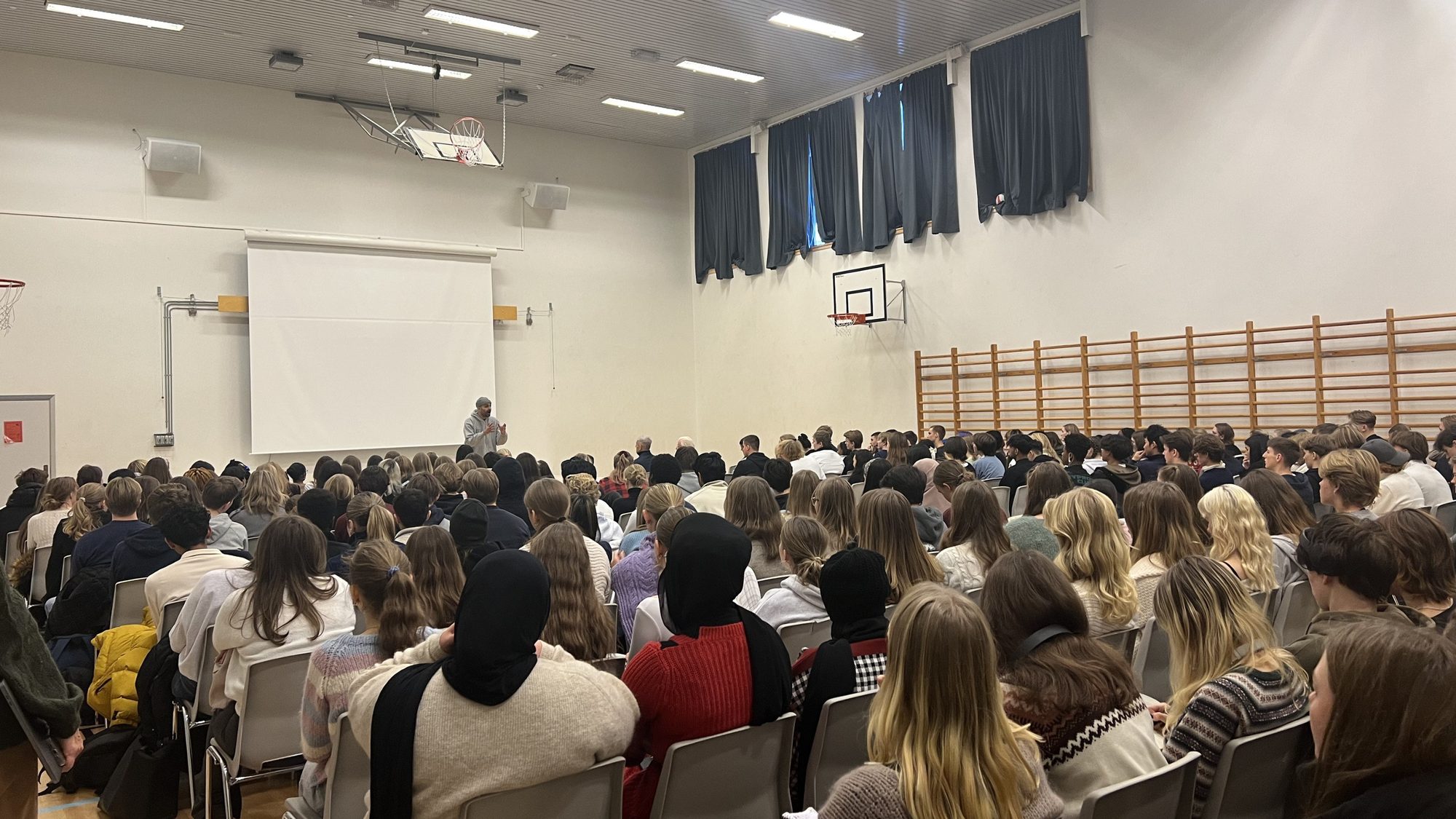 Elever ved Rosenvilde videregående skole under foredrag