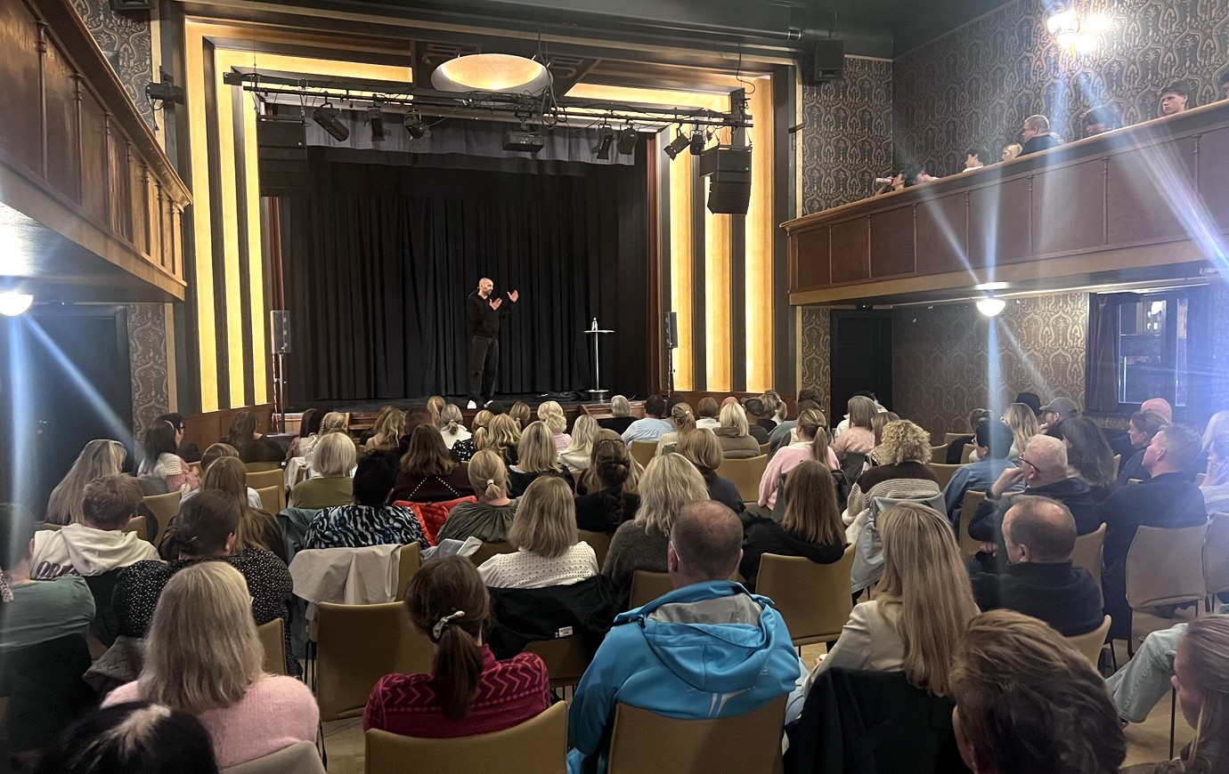 Fullsatt sal under det åpne kveldsforedraget i Rjukan, arrangert av Rjukan og Tinn frivilligsentral